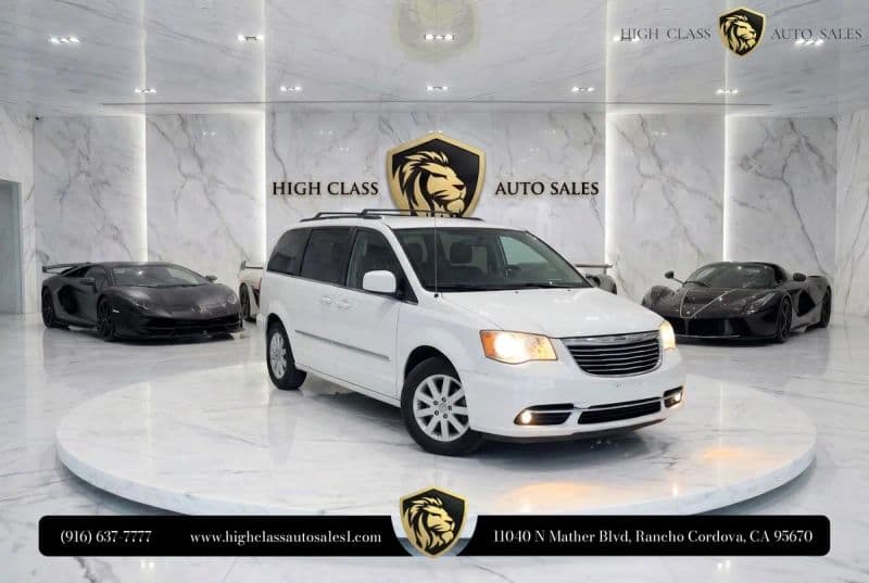 2016 Chrysler Town & Country Touring Minivan 4D